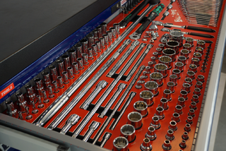 Bli mer effektiv og få bedre kontroll med verktøyvogner og verktøyskap